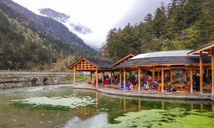 原创
贡嘎雪山下有个药池沸泉，可以煮鸡蛋和直接饮用，也可以沐浴泡脚