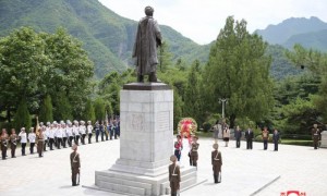 金正恩拜谒中国人民志愿军烈士陵园 向毛岸英之墓献花