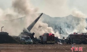 韩济州航空客机失事后 务安机场首次允许飞机起降