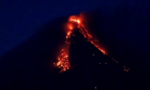 菲律宾马荣火山持续8周喷出岩浆